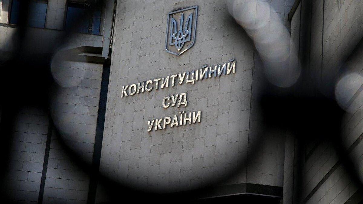 Відкритої війни немає: як криза довкола КСУ і антикорупційного законодавства зависла у повітрі Відкритої війни немає: як криза довкола КСУ і антикорупційного законодавства зависла у повітрі