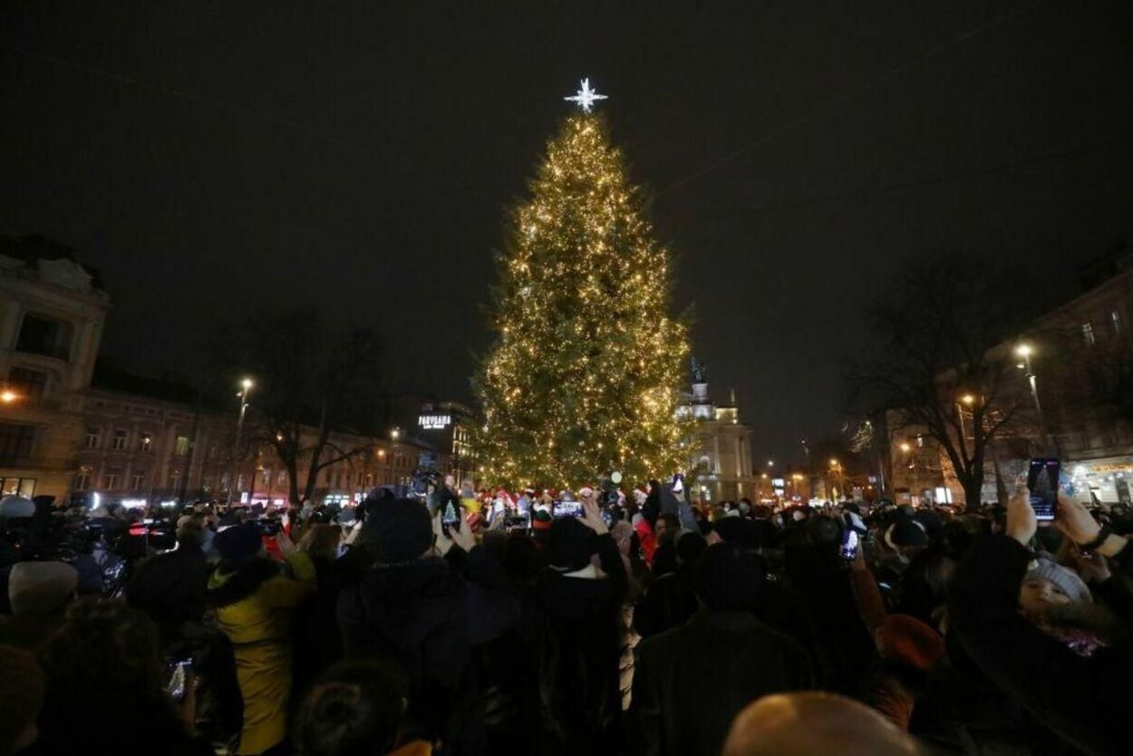 Сказка уже пришла: во Львове зажгли главную елку - волшебные фото Сказка уже пришла: во Львове зажгли главную елку - волшебные фото