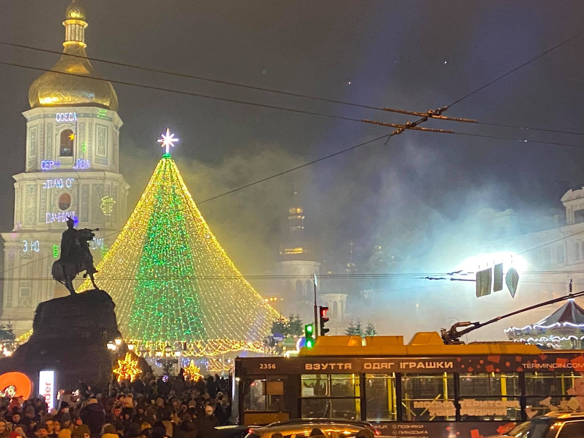 У Києві засвітили головну ялинку країни 19.12.2020: фото, відео