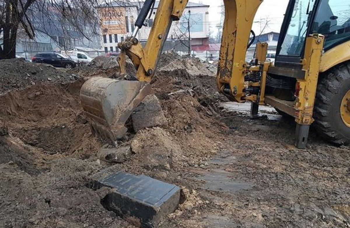 У центрі Києва виявили давній надгробок могили генерала: фото У центрі Києва виявили давній надгробок могили генерала: фото