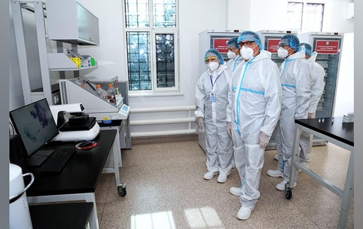 У Казахстані 3 тисячі добровольців розпочали вакцинувати від COVID-19: що відомо