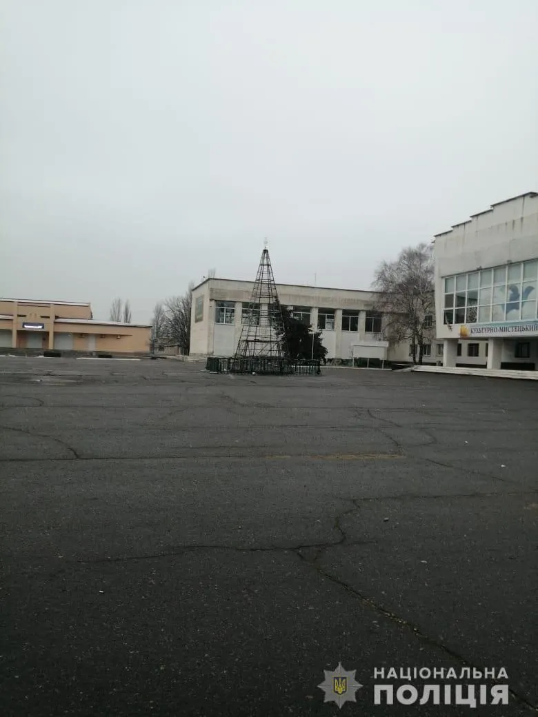 У Чаплинці поліція встановлює обставини загоряння святкової ялинки У Чаплинці поліція встановлює обставини загоряння святкової ялинки