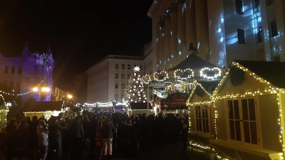 Рождественская елка под Офисом Президента в Киеве: фото и видео