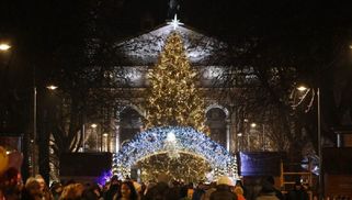 У містах України засвітили головні ялинки: фото різдвяних красунь