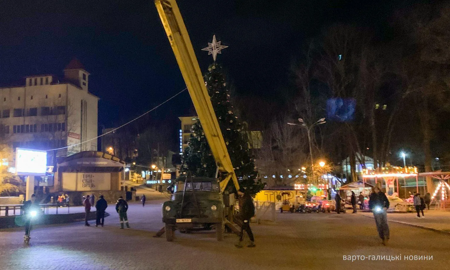 Ялинка, Трускавець, дим, замикання гірлянд, 18 грудня 2020 Ялинка, Трускавець, дим, замикання гірлянд, 18 грудня 2020