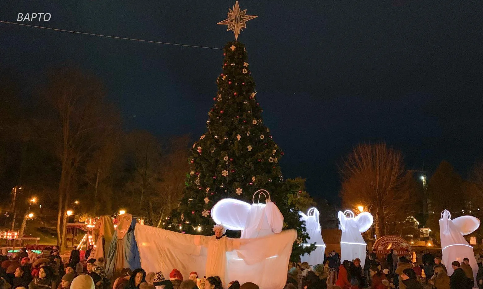 Ялинка, Трускавець, дим, замикання гірлянд, 18 грудня 2020 Ялинка, Трускавець, дим, замикання гірлянд, 18 грудня 2020
