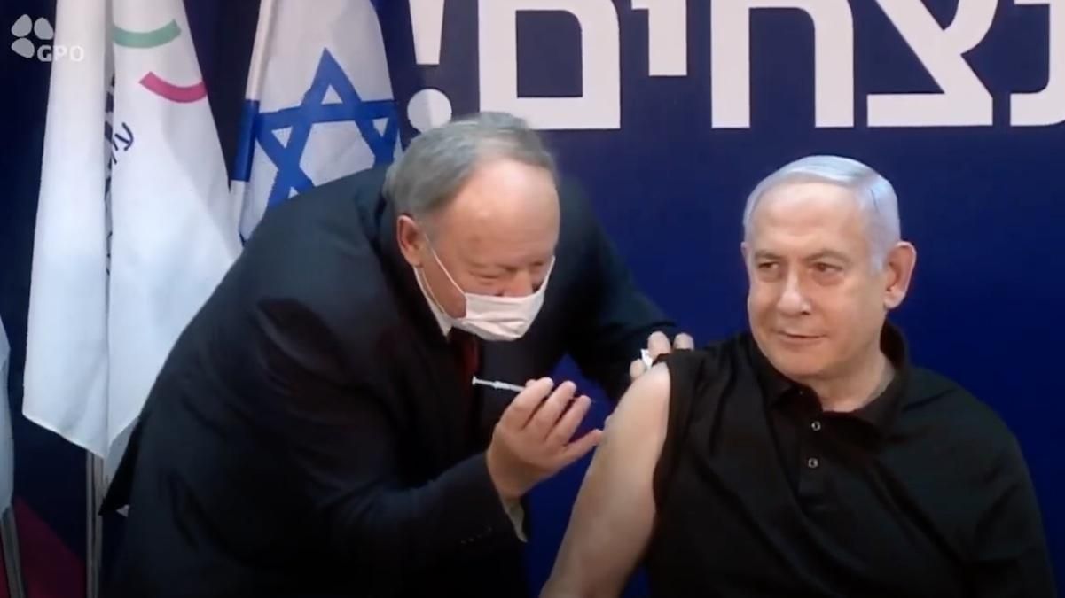Прем'єр Ізраїлю вакцинувався проти коронавірусу у прямому ефірі: відео