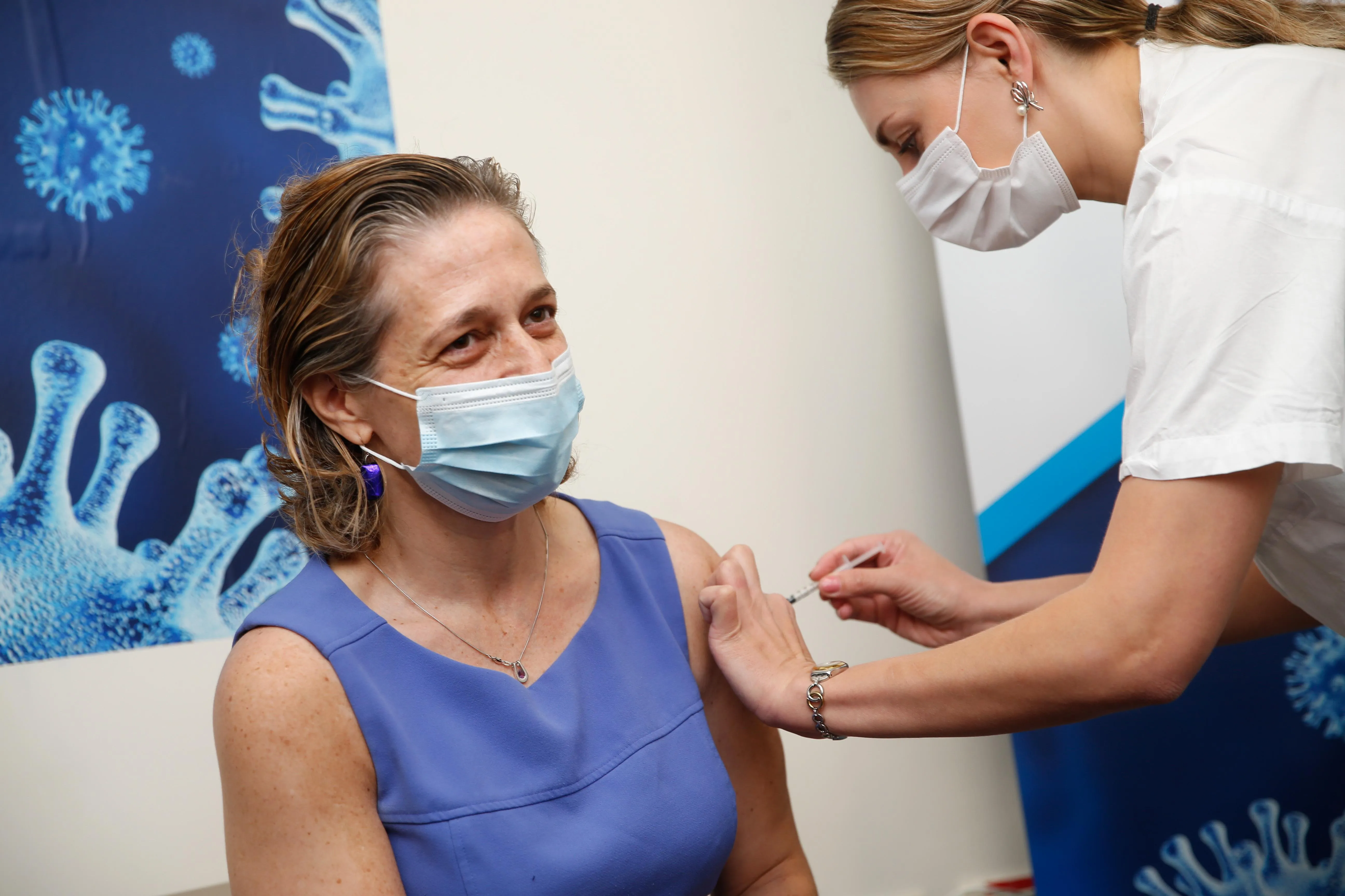 В Ізраїлі розпочалася масова вакцинація проти коронавірусу В Ізраїлі розпочалася масова вакцинація проти коронавірусу