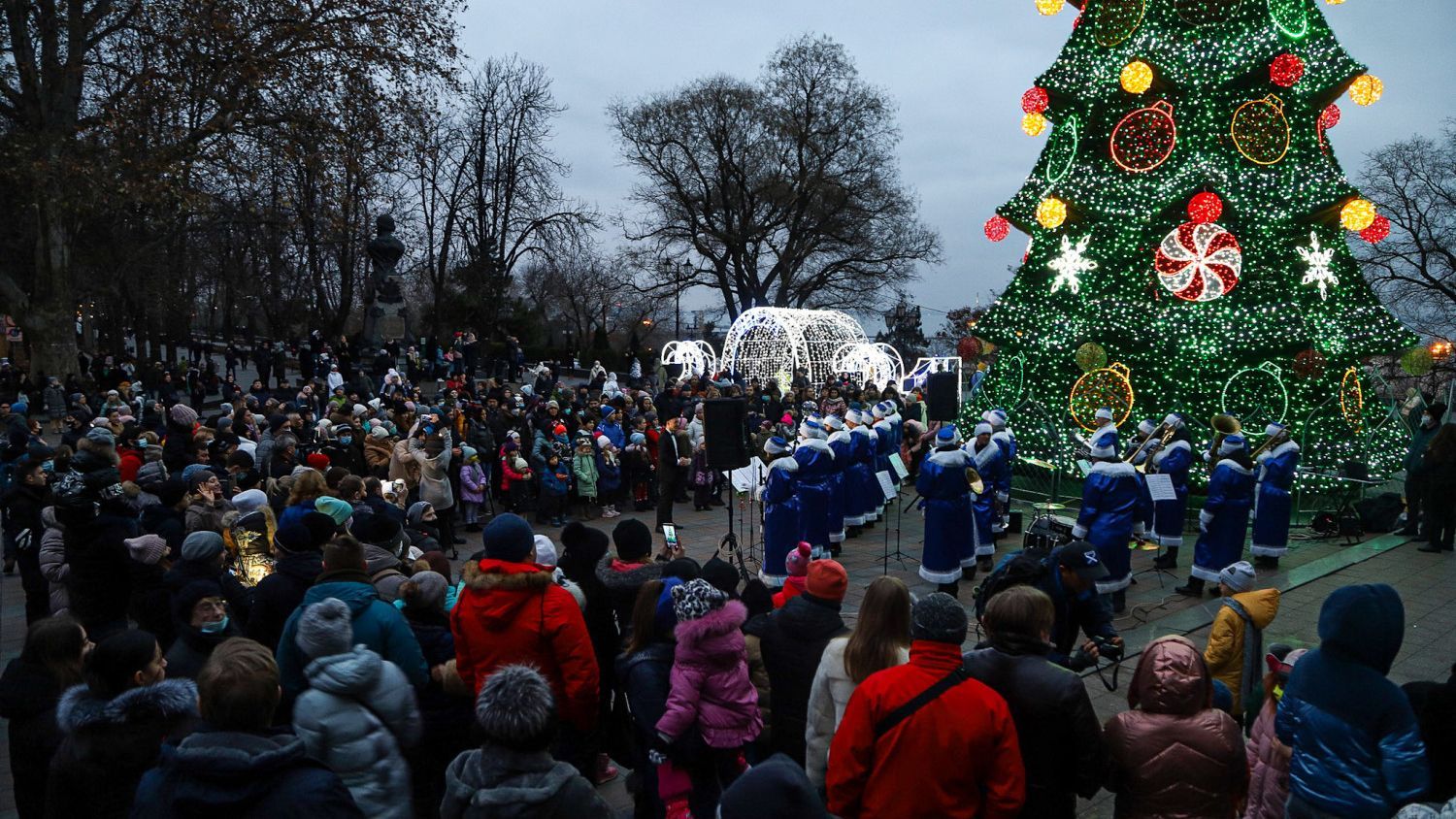 В Одессе 19 декабря 2020 открыли главную елку под звуки оркестра Дедов Морозов и тюремного блатняка: видео В Одессе 19 декабря 2020 открыли главную елку под звуки оркестра Дедов Морозов и тюремного блатняка: видео