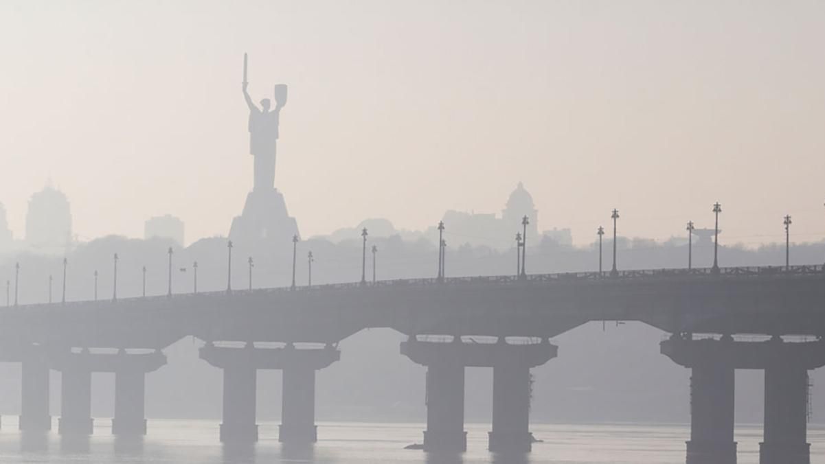 Густий туман огорне Київ 20 і 21 грудня 2020: буде погана видимість – що слід робити водіям