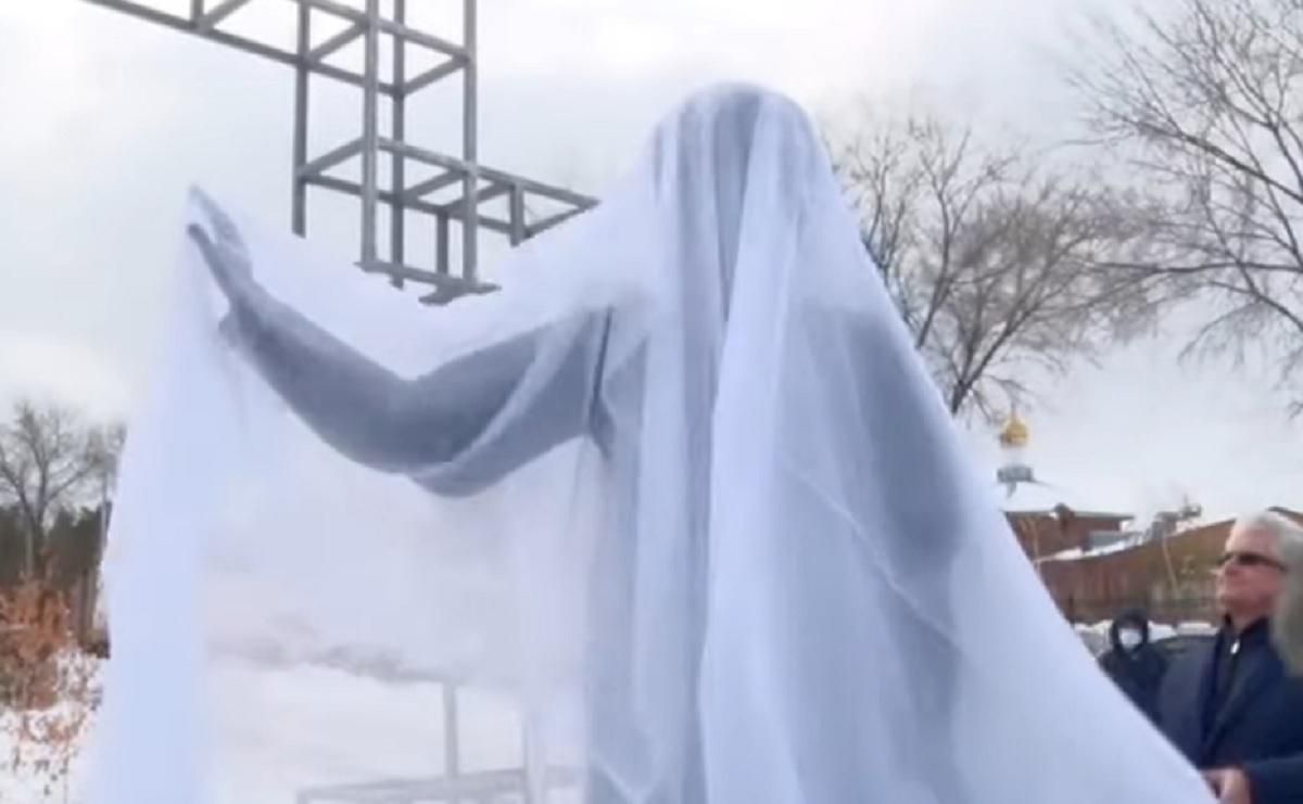 Аленка постапокалипсиса: в РФ установили странный памятник - фото Аленка постапокалипсиса: в РФ установили странный памятник - фото