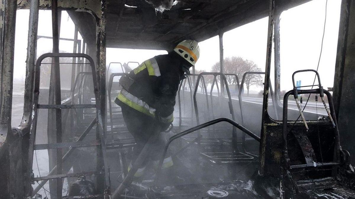 На автошляху Дніпро-Кривий Ріг загорівся автобус із пасажирами – фото 