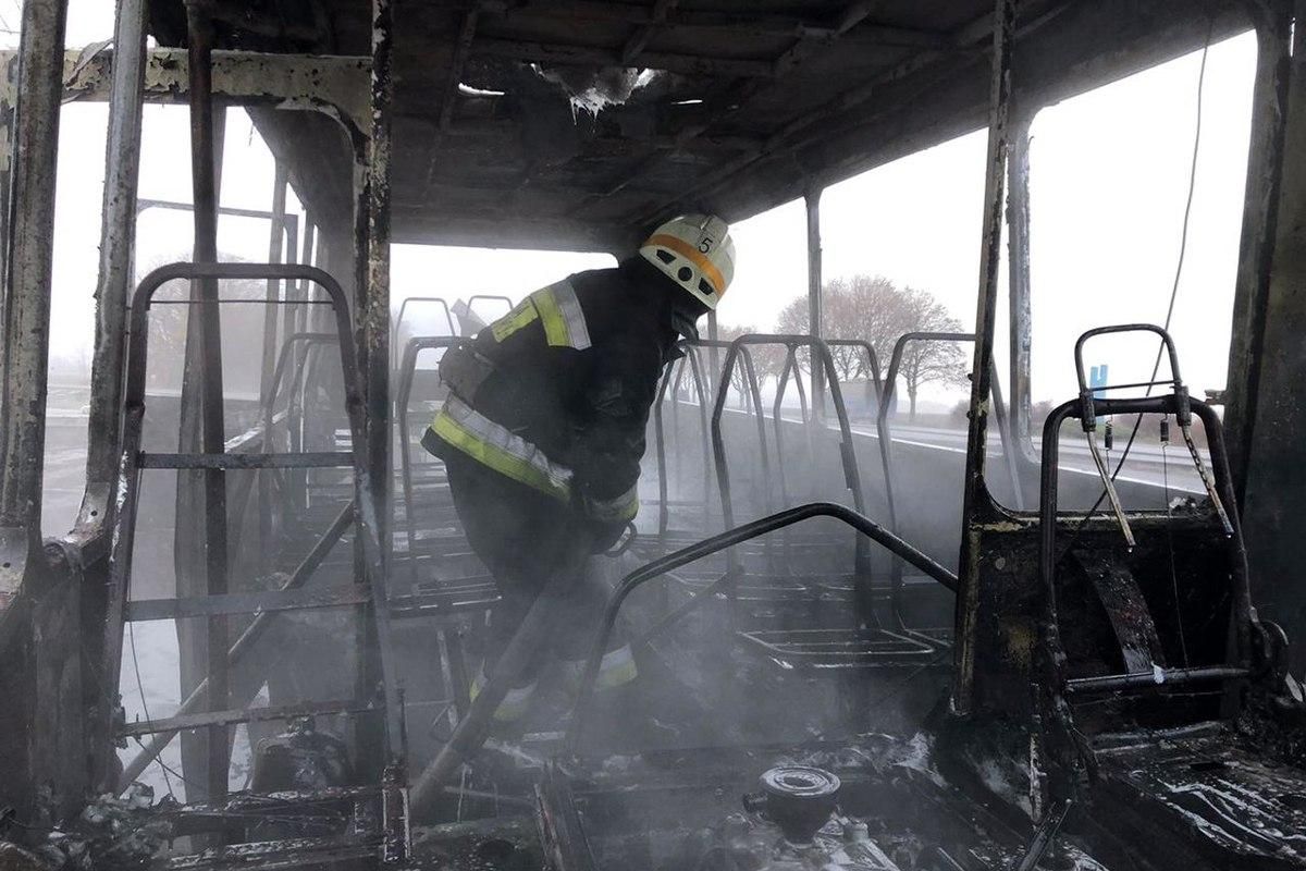 На автодороге Днепр-Кривой Рог загорелся автобус с пассажирами - фото
