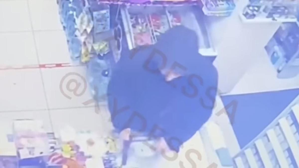 В Одессе мужчина с пистолетом ограбил магазин В Одессе мужчина с пистолетом ограбил магазин