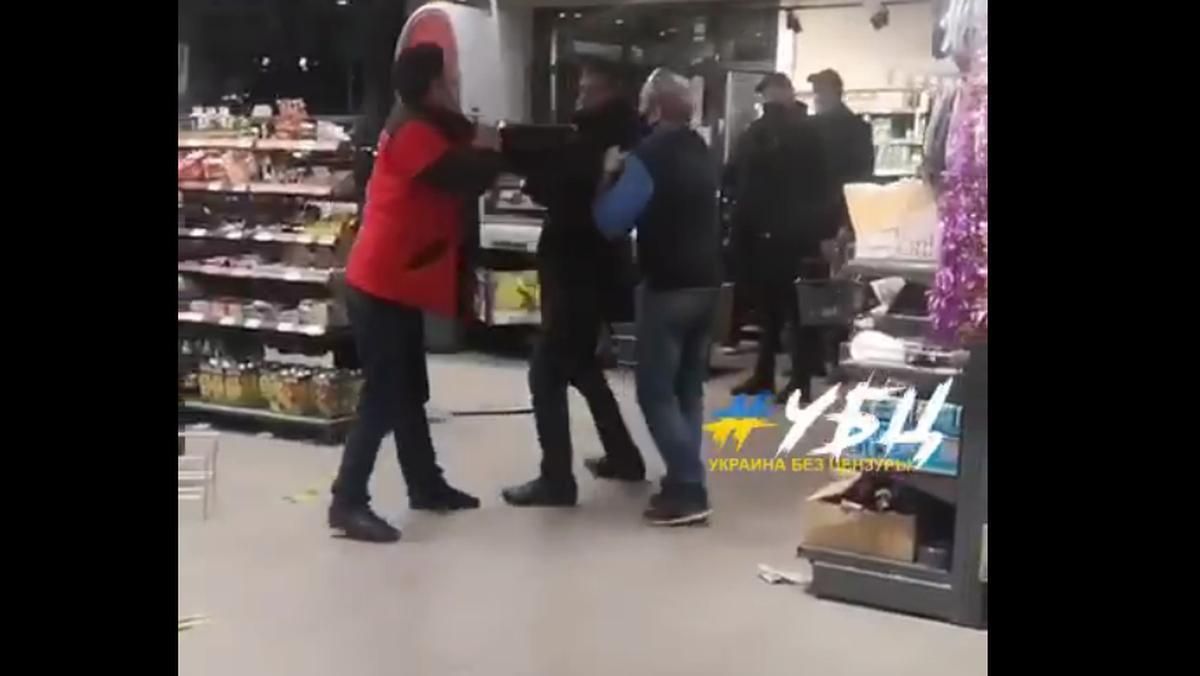 Працівник Нової пошти та охоронець побили клієнта в АТБ через маску Працівник Нової пошти та охоронець побили клієнта в АТБ через маску