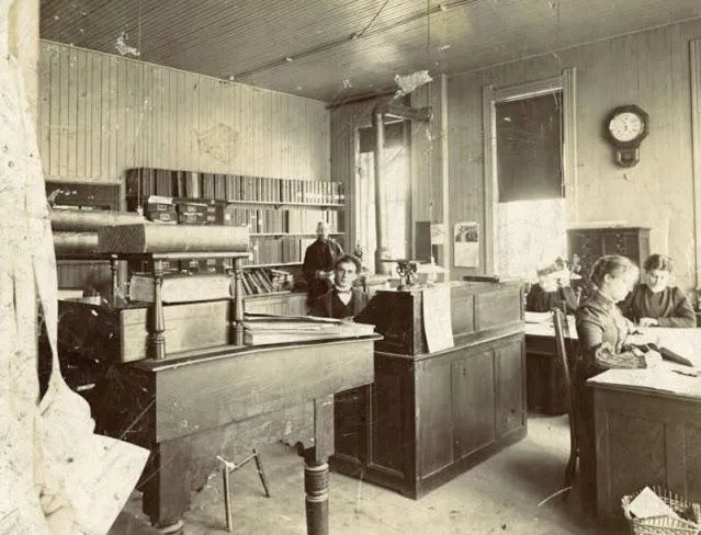 Як виглядали офіси 100 років тому