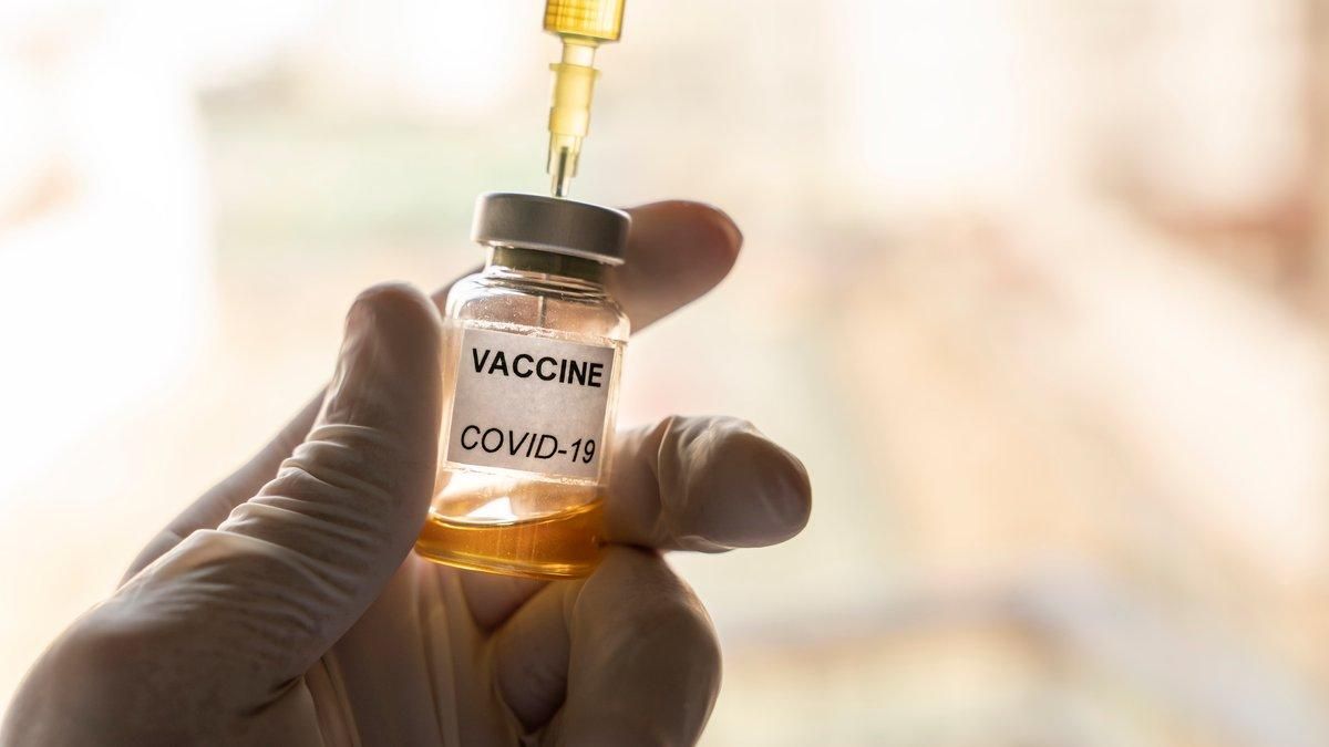 Украина ведет переговоры с Польшей для получения вакцины от ЕС