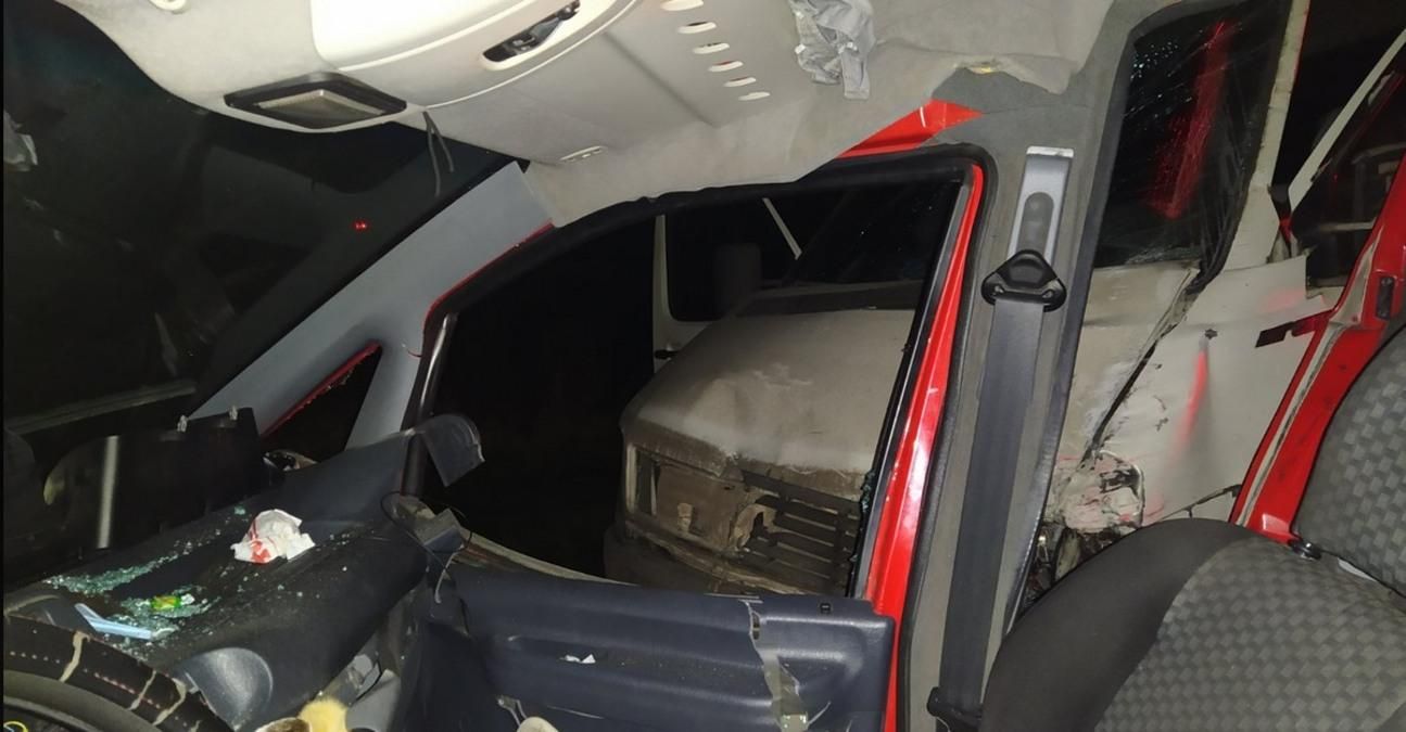 На Львовщине произошло сокрушительное ДТП на встречной полосе: фото с места аварии На Львовщине произошло сокрушительное ДТП на встречной полосе: фото с места аварии