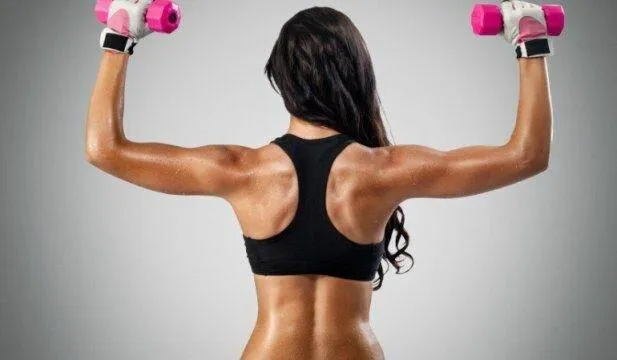 Упражнения с гантелями помогут хорошо проработать мышцы