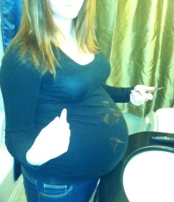 Дівчина забула про волосся, яке впало на животик / Фото enbstrong Buzzfeed Дівчина забула про волосся, яке впало на животик / Фото enbstrong Buzzfeed