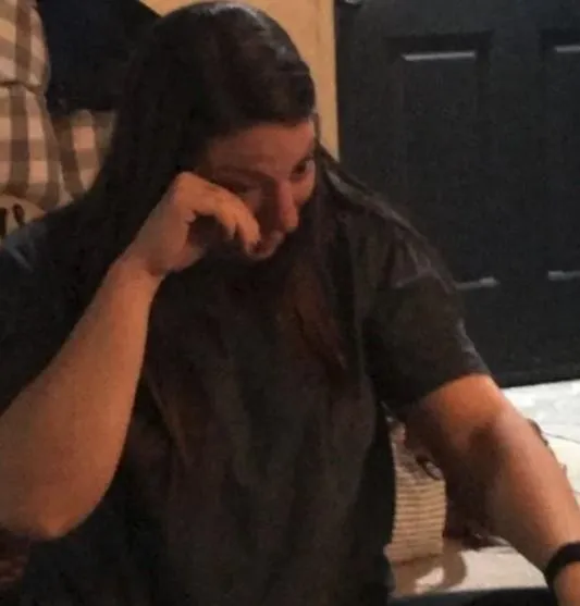 Дівчина розплакалася, бо в неї хороші друзі / Фото courtneyh466e3012c Buzzfeed Дівчина розплакалася, бо в неї хороші друзі / Фото courtneyh466e3012c Buzzfeed