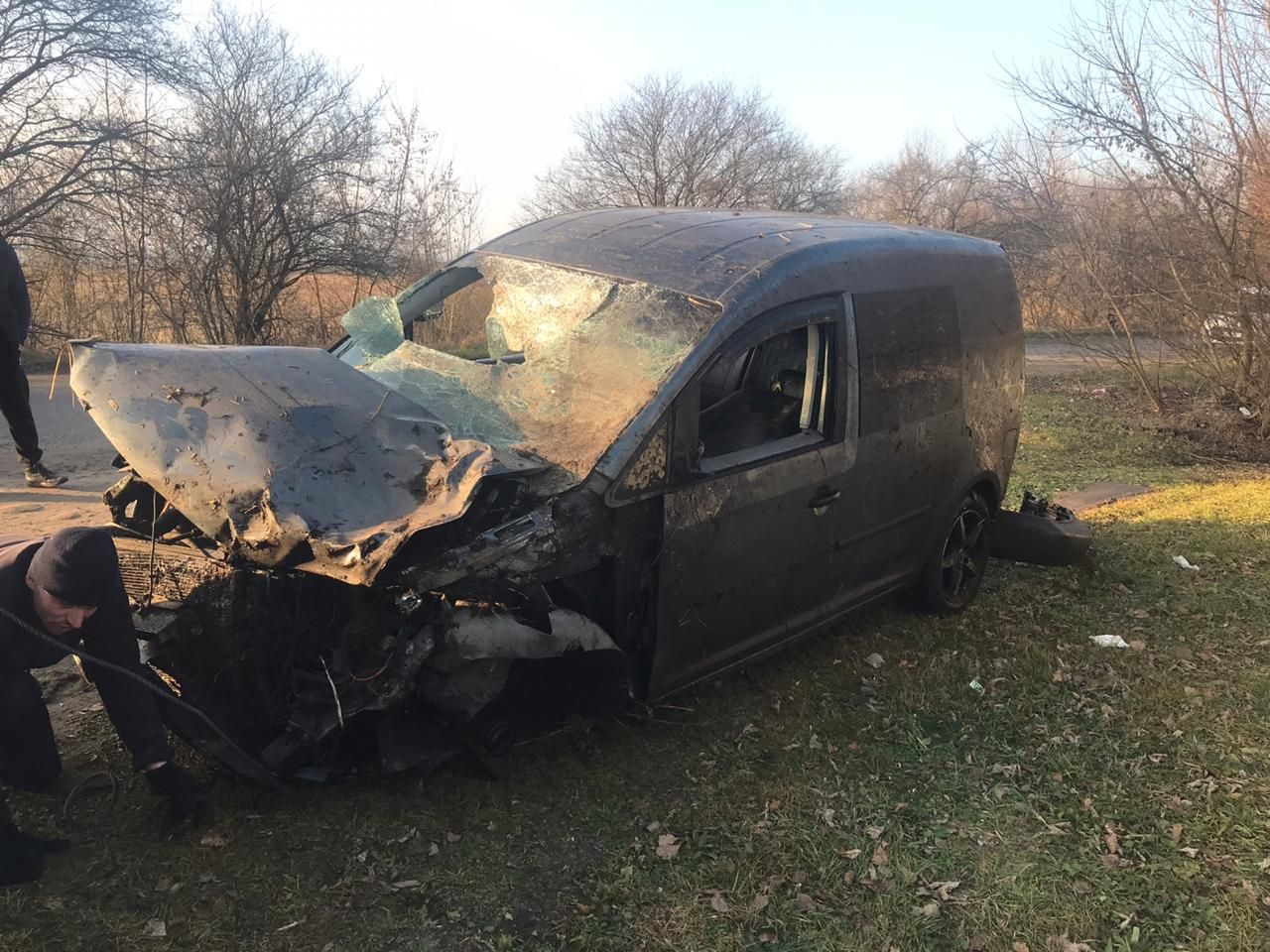 Ледь не загинули: п'яний 19-річний водій на швидкості вилетів у річку й вщент розбив авто – фото