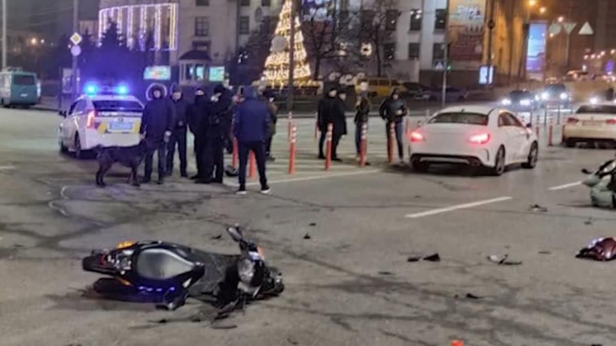 У Києві кур’єрські перегони завершились ДТП: їх збив Mercedes У Києві кур’єрські перегони завершились ДТП: їх збив Mercedes