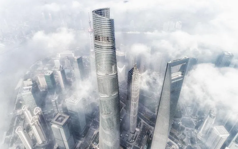 Шанхайська вежа височить у хмарах / Фото Urban Hub