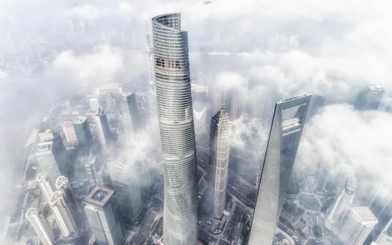 Шанхайська вежа височить у хмарах / Фото Urban Hub Шанхайська вежа височить у хмарах / Фото Urban Hub