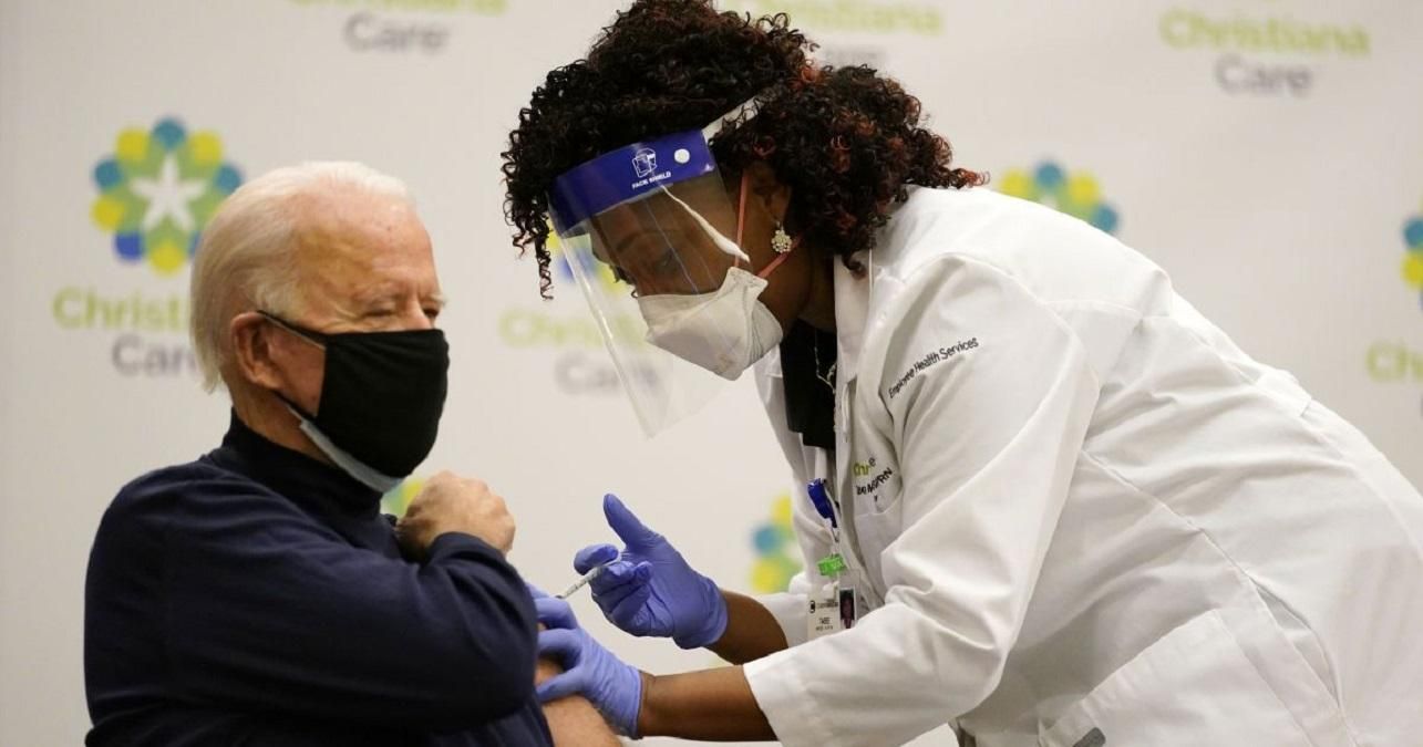 Байден вакцинировался от COVID-19 в прямом эфире: видео Байден вакцинировался от COVID-19 в прямом эфире: видео