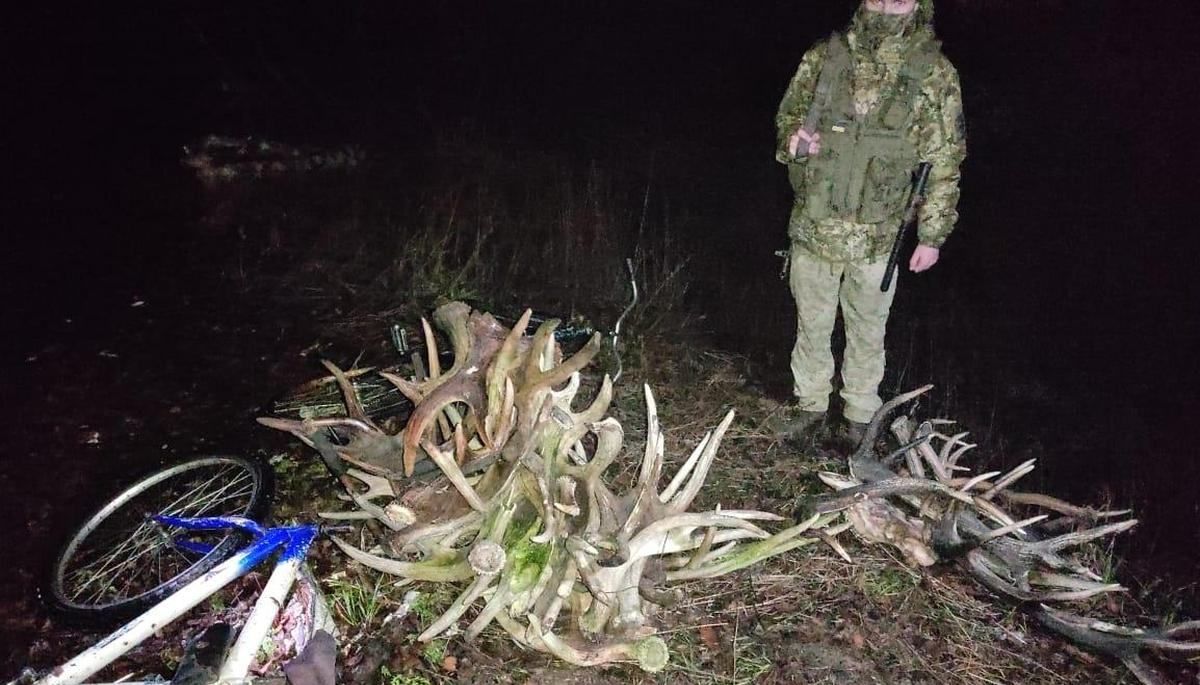 У Чорнобильській зоні спіймали сталкерів, які везли речі на продаж У Чорнобильській зоні спіймали сталкерів, які везли речі на продаж