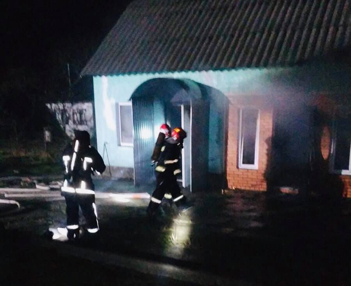 На Львівщині трапилась жахлива пожежа: власник будинку отруївся димом і ледь не помер – фото