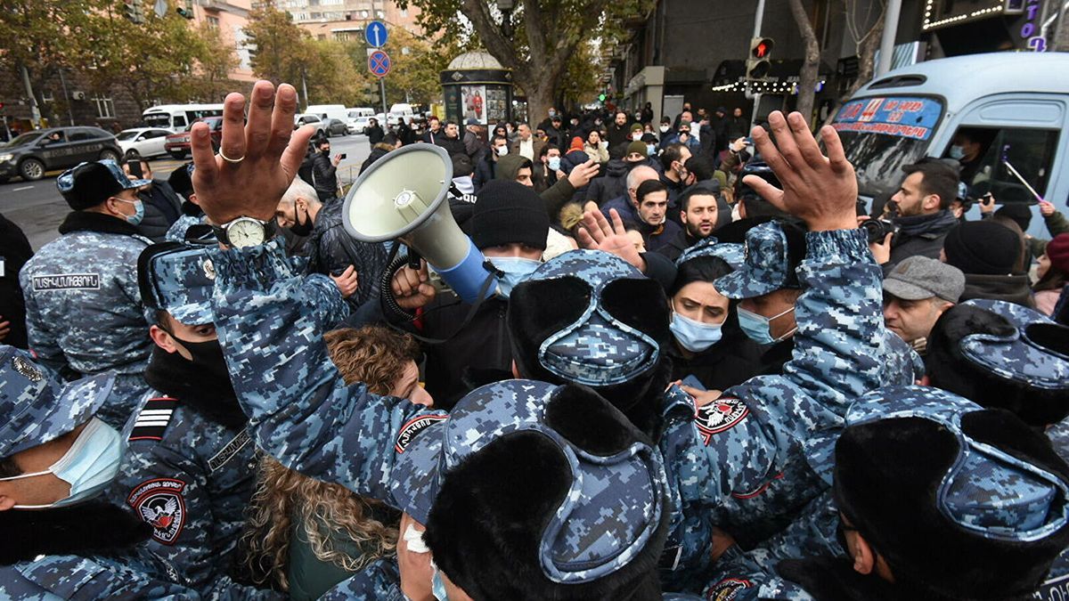 Протестующие в Ереване заблокировали админздания и будут ночевать