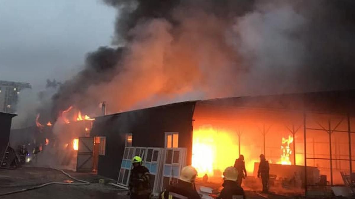 В Киеве возник пожар на складе: там могут быть кислородные баллоны