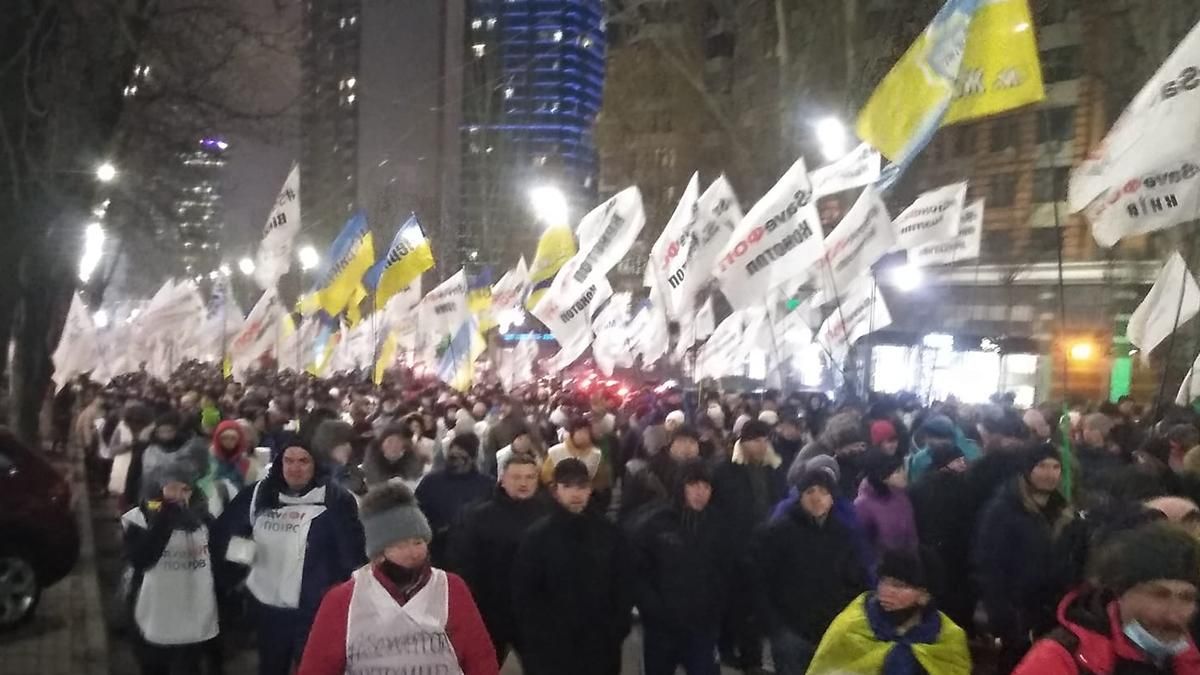 Протести ФОПів у Києві: мітингувальники прийшли до друзів Зеленського Протести ФОПів у Києві: мітингувальники прийшли до друзів Зеленського
