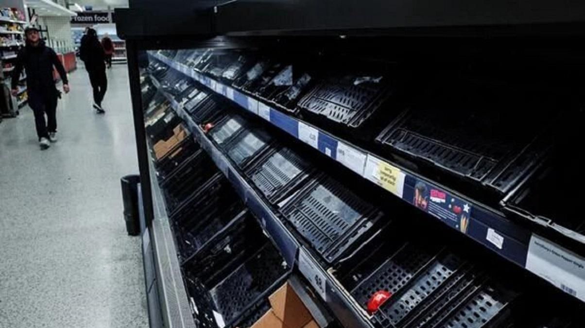 В Великой Британии в панике сгребают продукты в супермаркетах: фото