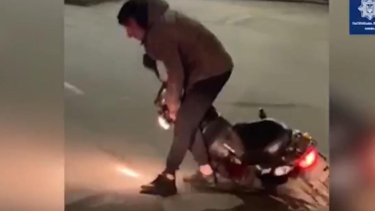 В Киеве пьяный скутерист пытался обуздать мотоцикл словно мустанга