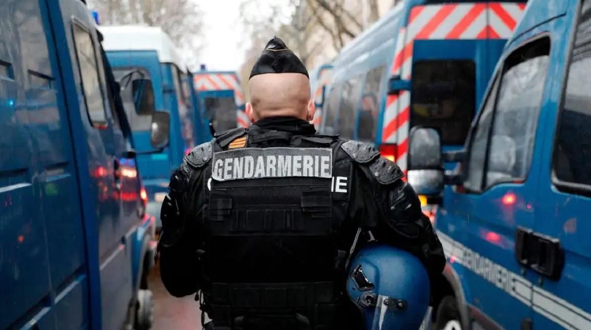 У Франції чоловік стріляв по поліцейських 23.12.2020: є жертви