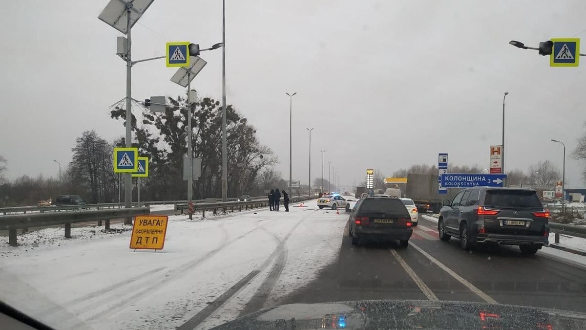 На Киевщине внедорожник насмерть сбил двух пешеходов На Киевщине внедорожник насмерть сбил двух пешеходов