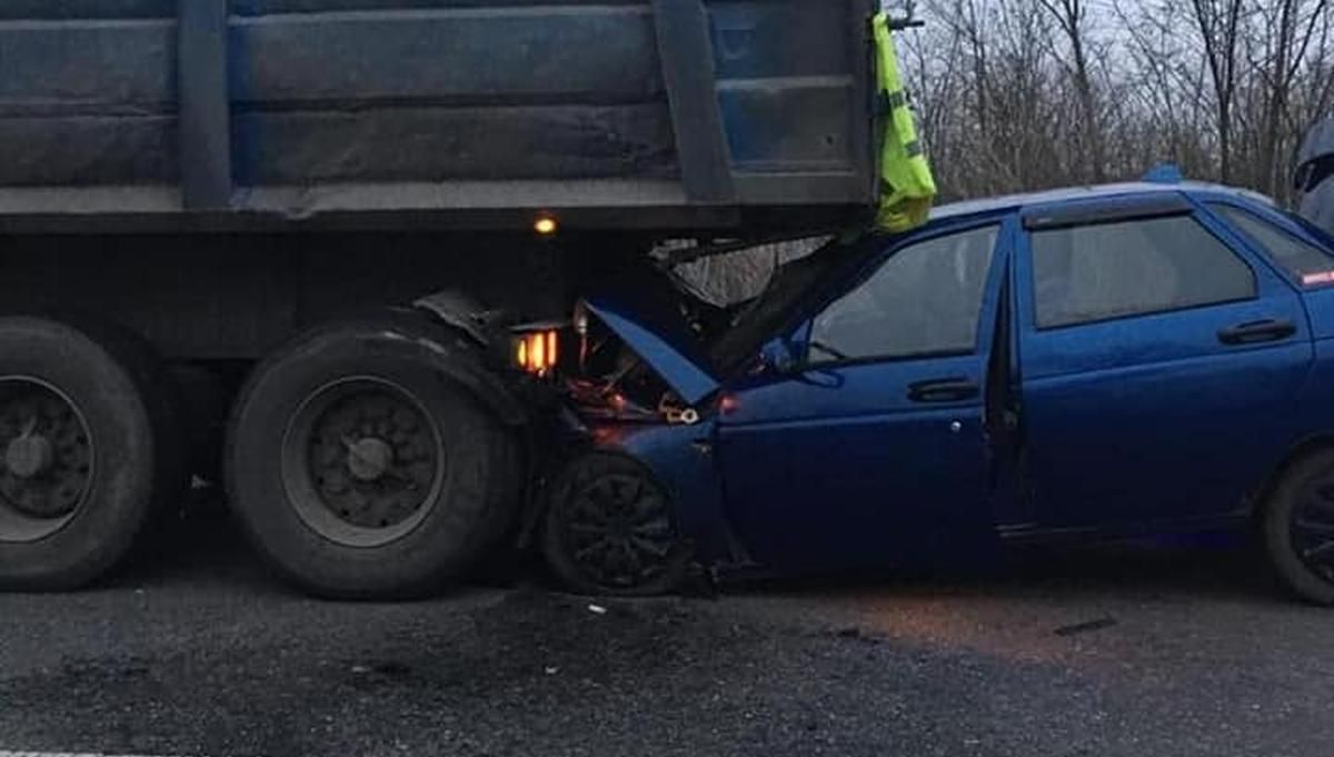 На Николаевщине ВАЗ залетел под фуру, есть погибший и раненые На Николаевщине ВАЗ залетел под фуру, есть погибший и раненые