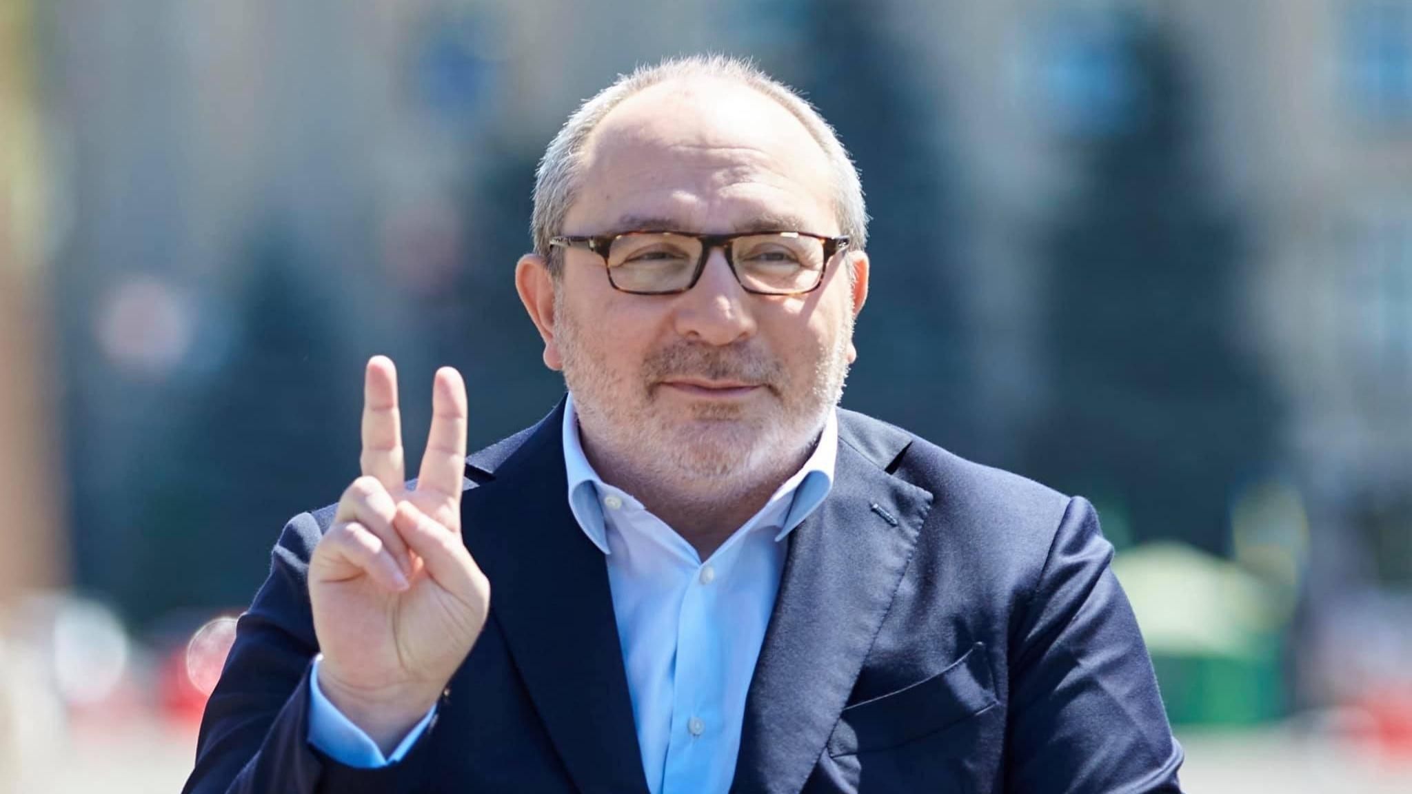 Парень набил тату на лице в честь умершего Кернеса: фото, видео Парень набил тату на лице в честь умершего Кернеса: фото, видео