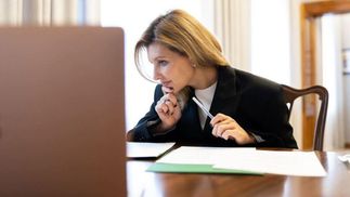 У верблюжій сукні: Олена Зеленська підкорила бездоганним образом – відео