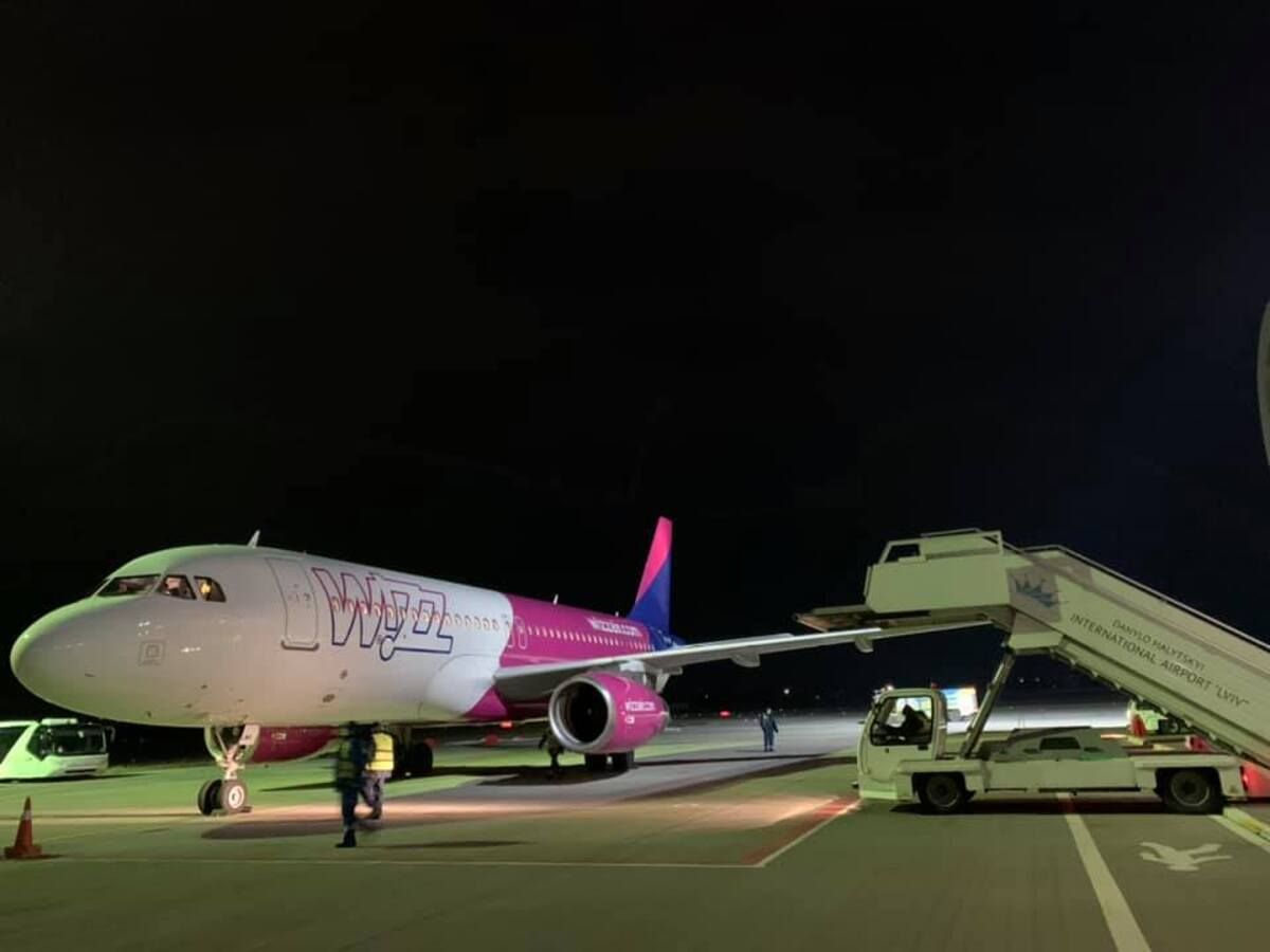 Лоукостеры Wizz Air и SkyUp восстановили еще 4 авиарейса из Львова: куда и когда можно улететь