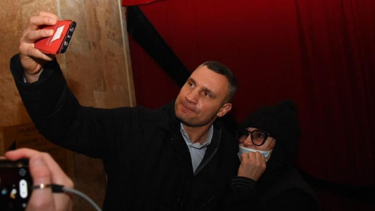 Кличко на похоронах Кернеса сделал Селфи с поклонницей Кличко на похоронах Кернеса сделал Селфи с поклонницей