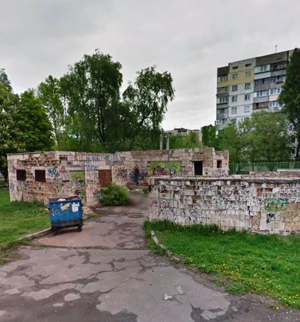 У Києві на території школи знесли розвалену будівлю: її назвали 