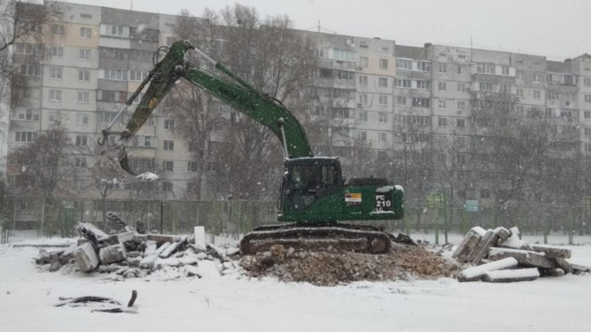 В Киеве на территории школы снесли здание: его назвали наркопритоном