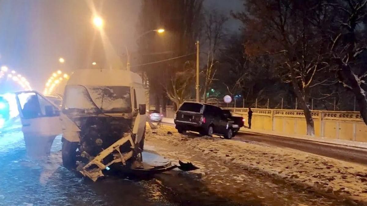 У Броварах лоб у лоб зіткнулись Volkswagen та Land Rover У Броварах лоб у лоб зіткнулись Volkswagen та Land Rover