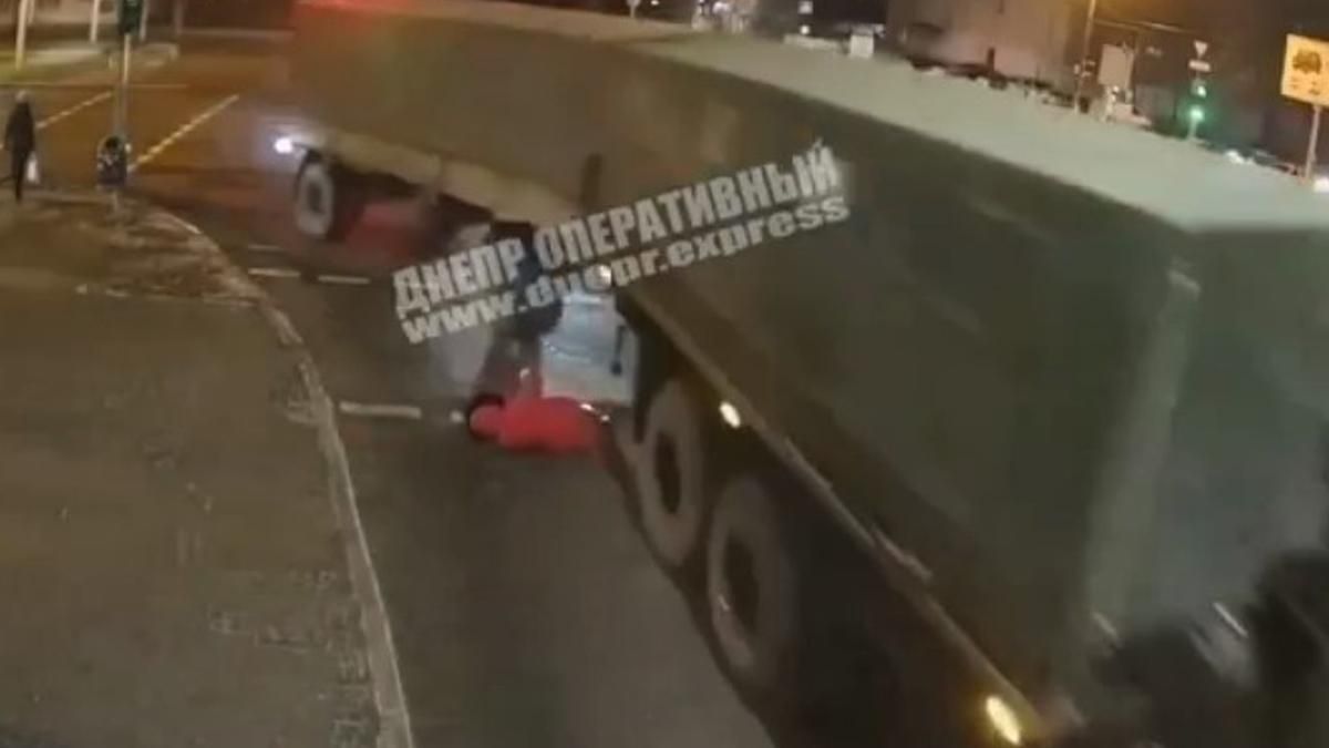 У Дніпрі жінка не помітила вантажівку й попала під колеса: відео 18+