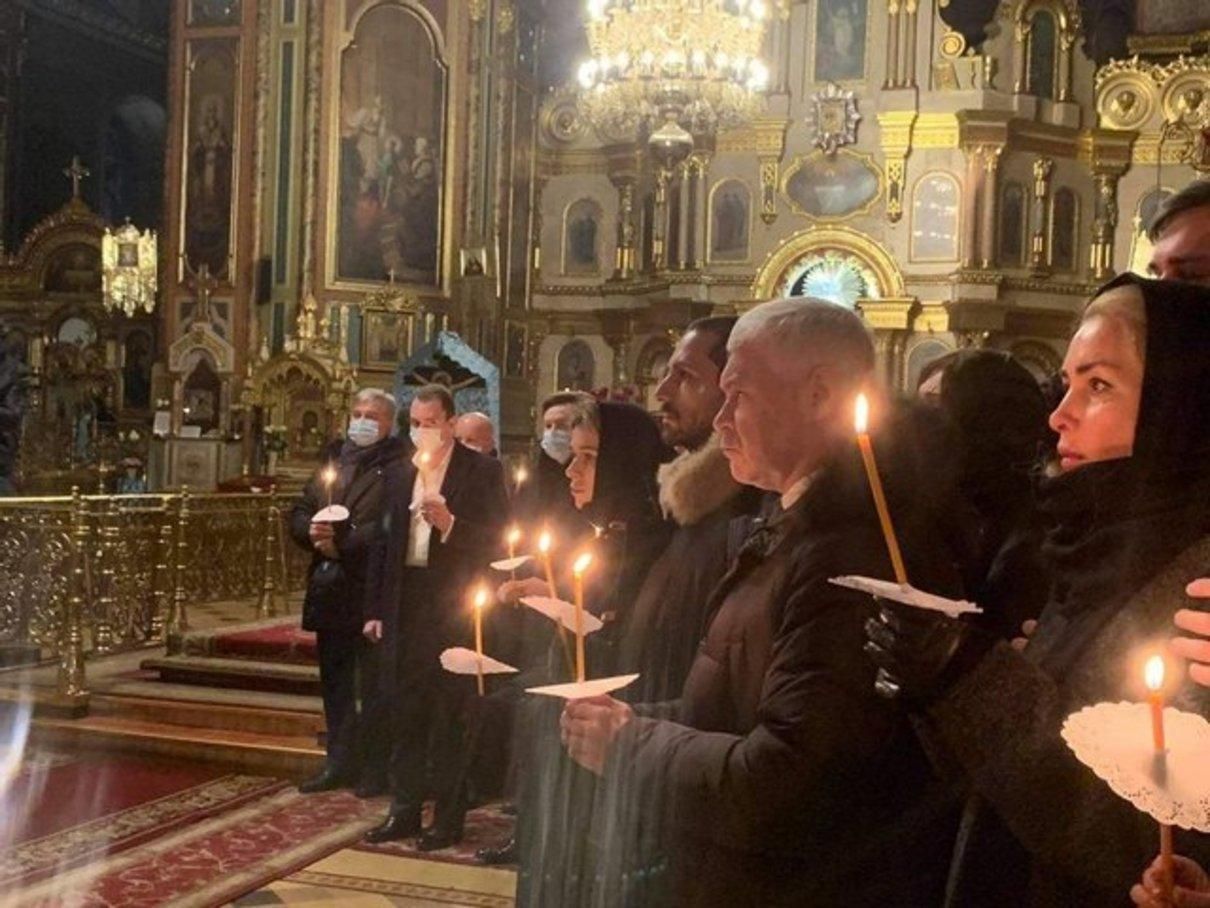 Спи, мій хороший, – дружина Кернеса опублікувала відео з похорону Спи, мій хороший, – дружина Кернеса опублікувала відео з похорону