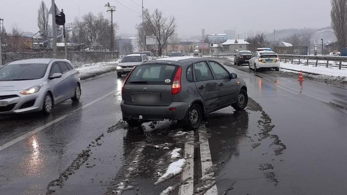 В Киеве из-за снегопада произошло более 340 ДТП за сутки